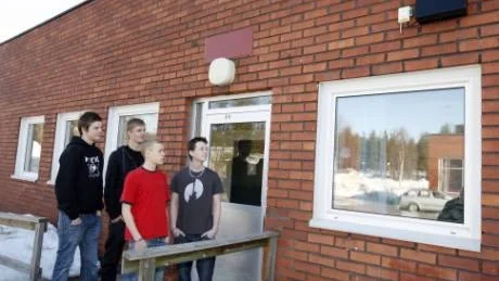 Här, precis intill ingången till hemklassrummet sitter ventilationen från lärarnas rökrum. Eleverna irriteras över den illaluktande röken. Från vänster Adam Holmström, Jim Öhman, Mattias Karlsson och  Petter  Henriksson.