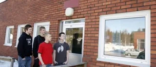 Elever kritiska mot lärarnas rökrum