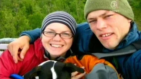 Rickard Svensson tillsammans med sin saknade försvunna  flickvän Carolin Stenvall. Den här bilden är tagen i somras, i en liftkorg, efter en fjällbrant i Abisko. I samband med denna resa besökte paret även Stenbrons rastplats - där Carolins bil hittades övergiven ett par månader senare.