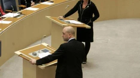 Mona Sahlin och Fredrik Reinfeldt möttes i en ovanligt tuff partiledardebatt, samtidigt som SCB presenterade sin stora opinionsundersökning; 55,7-40,1 till oppositionen.