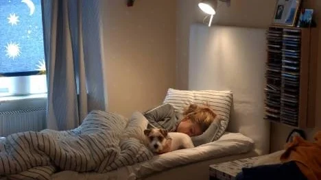 En grupp nordiska forskare visar i en studie att benägenheten att snarka som vuxen kan grundläggas tidigt i livet. En riskfaktor är att ha hund, men bara om det finns en nyfödd baby i hemmet.