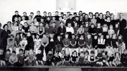 Vistträsks 88 söndagsskolbarn uppställda för gruppfoto i mitten på 1950-talet. Med på bilden finns bland andra Älvsbyns nuvarande kommunalråd Bill Nilsson.