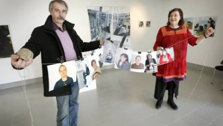 Rolf Attmarson hjälper Monica Wennerholm att ta ner fotoutställningen så att konstnärernas och konsthantverkarnas skulpturer, målningar, smycken, textil- och emaljarbeten får plats.