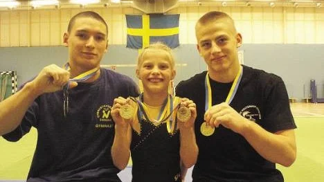 På världscuptävlingen i Tjeckien kom George Foo (till vänster) som bäst på tolfte plats i ringar, samma placering som Toni Simonen nådde i hopp. Här tillsammans med klubbkamraten Julia Rumbutis vid internationella Mälarcupen, där alla tre tog grenguld. Arkivbild.