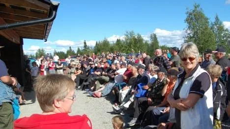 Det hade samlats massor med folk i Racksund inför prisutdelningen och lottdragningen som avslutade fiskefestivalen.
