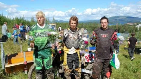 Joel Westerlund, i mitten, tog hem segern i motorcrosstävlingen som anordnades i Arjeplog under lördagen. Han flankeras av tvåan Erik Burman och trean Simon Flinkfeldt, samtliga Arjeplog.