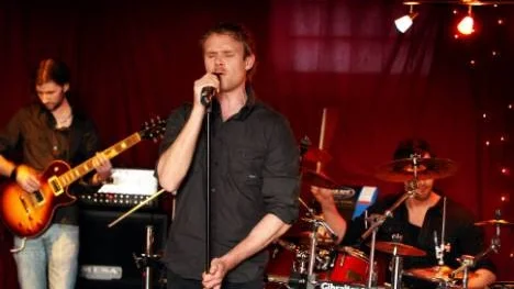 Magnus Andersson, Peter Jonsson och Mikael Holmberg finslipar.