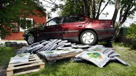 En kvinnlig bilist körde upp på en hög av blomjord vid Maggans djungelkiosk i Hortlax. Polisen misstänker drograttfylleri.