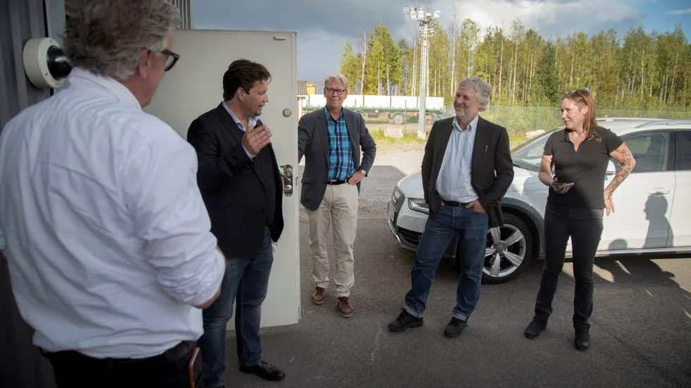 TOG EMOT. På tisdagen tog Fortlax vd Anders Berglund emot bostads och digitaliseringsminister Peter Eriksson (mp), i sällskap med bland annat kommunalrådet Peter Roslund. (s).