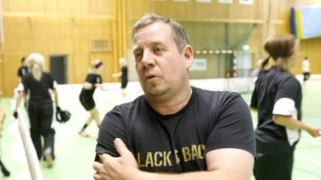 Dan Johansson är coach för Öjebyns innebandytjejer i matcherna mot tyska landslaget i Leipzig. FOTO: Gunnar <p>Westergren