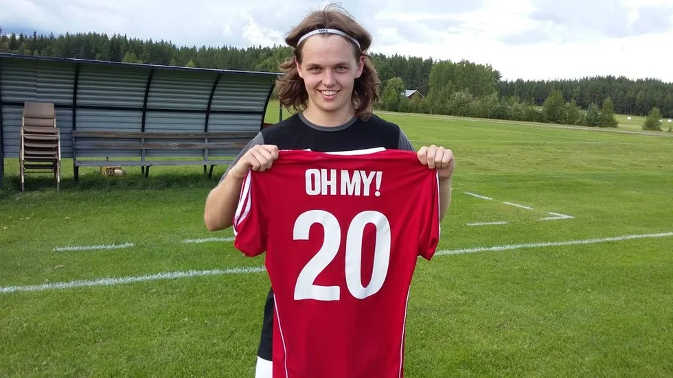 FIRADE. Oskar Lundberg, Hemmingsmark, med tröja nummer 20 fyllde 20 år och firade med att göra mål