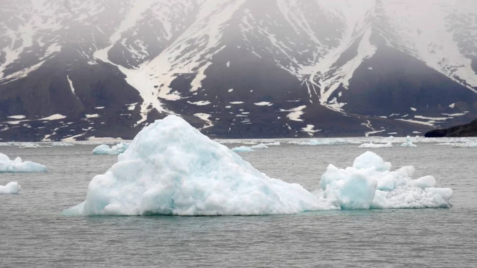 SMÄLTFARA. Ett isberg i en grönländsk fjord lämnar glaciären, och glider ut i havet. De smältande polarisarna är bara en av den globala uppvärmningens risker.