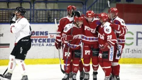 Daniel Olofsson, i mitten, har redan tagit täten i skytteligan i division 1-hockeyn. På de fyra första seriematcherna har han hunnit samla på sig tio poöng (fyra mål och sex assist). Här gratuleras han efter sitt 2-1-mål mot Kiruna - på straff.