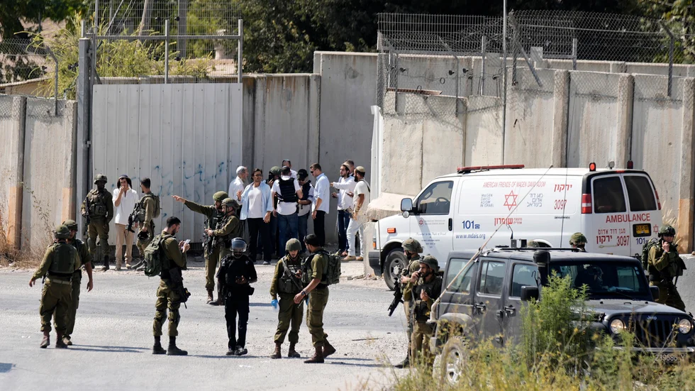 Israelisk militär nära den plats där en israelisk soldat sköts ihjäl i tisdags. På onsdagen blev en palestinsk 18-åring skjuten till döds av israeliska soldater.