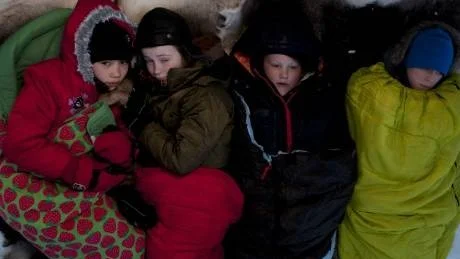 NYA VÄNNER. I "Isdraken" tvingas Mik åka till Norrland och börja om. Där får han nya vänner. Foto: Lena Lahti/Nordisk film