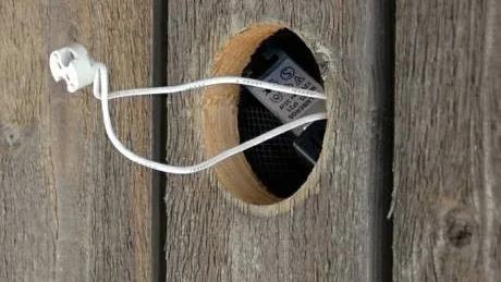STULNA. Kvar av rastplatsens spotbelysningar är i dag de urfrästa infästningshålen.