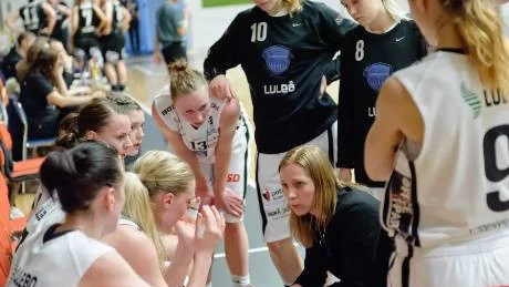 SNACK. Coachen Maria Näsström försökte få igång laget med ett par timeouter. Men det räckte inte ända fram den här gången.