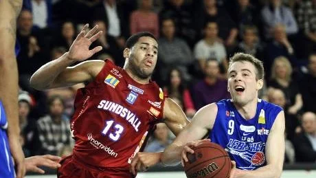 Christopher Ryans LF Basket såg ut att ha matchen i en säck. Då kom Mark Tyndales Sundsvall tillbaka och vände i fjärde perioden. Nu avgörs allt på måndag.