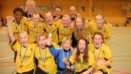 NOTVIKEN -99. Bakre raden från vänster: Roger Johansson, Jesper Holmgren, Mikael Hermansson. Mitten raden från vänster: Nuzura Mattsson, Felicia Edunger, Sofi Pettersson, Fanny Johansson, Rebecca Legge, Henny Pettersson. Främre raden från vänster: Ida Frindberg, Natalie Öhlund, Maja Näsman, Jolin Ingvarsson, Julia Hermansson.