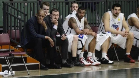 LF:s tränare Charles Barton och Fredrik Joulamo på bänken under onsdagens semifinal 1 i bäst av 5 mellan Södertälje och LF Basket i SM-slutspelet i basket i Täljehallen i Södertälje.