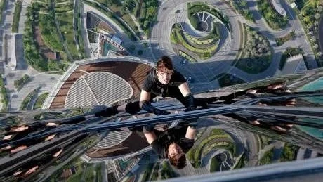 EGNA STUNT. Tom Cruise sägs inte anlita stuntmän för sådana här halsbrytande scener.