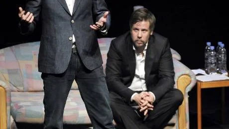 MYCKET SKOG. Fredrik Wikingsson och Filip Hammar bjöd publiken i Luleå på en rolig föreställning.