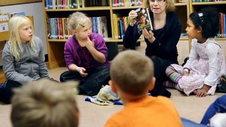 På ett lekfullt sätt får barnen lära sig hur de kan hjälpa böckerna till god hälsa och lång livslängd. Till vänster om biblioteksassistent Maria Olofsson syns Lisa Brandén och Hedvig Lindberg, till höger sitter Princia Ishimwe.
