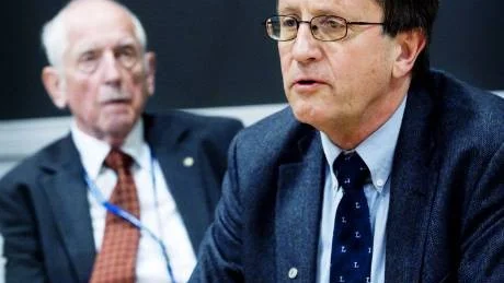 TRÄFF MED IRAKIER. Professor Sven Knutsson vid universitetet i Luleå har hållit i trådarna för träffen med ett 30-tal irakier. I bakgrunden professor emeritus Roland Pusch även han vi universitetet.