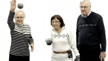 KASTAR KLOT. Martha Askenby, Barbro Lindkvist och Arne Askenby är beredda att starta boulespelet.