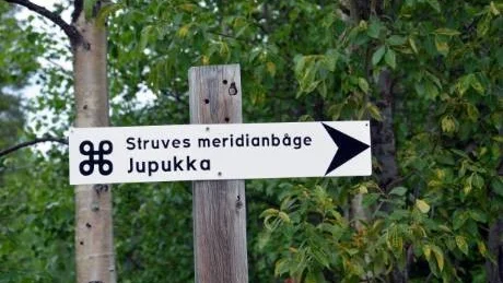 BLYGSAMT. En oansenlig liten skylt visar vägen till en av mätpunkterna i Struves meridianbåge utanför Pajala. Men faktum är att det är ett världsarv - trots den blygsamma framtoningen.