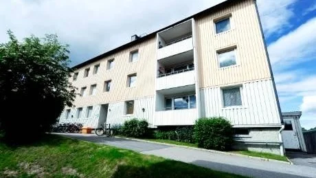 NIO ÅR I KÖ. Det tog det för den hyresgäst som lyckades få en etta på Oscarsgatan i Luleå. Bristen på lägenheter blir allt värre och kötiderna stiger då efterfrågan är stor.