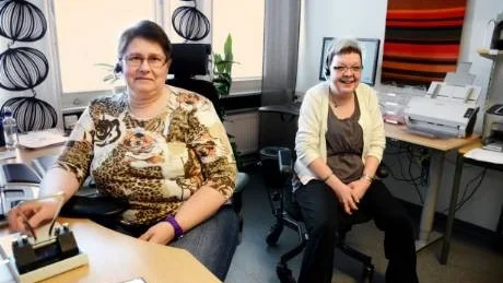 GOD SERVICE. Birgit Rautila och Lena Isaksson är glada att deras goda servicearbete i kommunväxeln uppmärksammas.