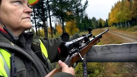 TRADITION. Trots att 38 procent av skogsägarna i Sverige är kvinnor är bara sju procent med i älgjaktsgrupperna. "Kanske traditionen sitter kvar", säger Kerstin Svala, Pajala.