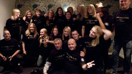 guldtjejer  - och några guldgubbar. Assis damlag var ytterst nära att vinna tvåan redan i fjol men föll på mållinjen. Denna                               säsong gick det vägen och Assi är nu nära spel i division I. Foto: sofie lundström