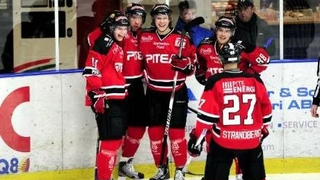 KETCHUPEFFEKT. Niklas Strandberg stod för två av Piteås åtta mål i matchen. Nu kan Viktor Nilsson, Daniel Olofsson, Petter Emanuelsson, Aaron Ställ och övriga i laget andas ut över att målskyttet verkar ha lossnat.
