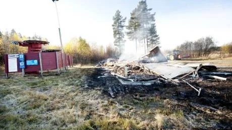 RESTER. Byggnaden vid ettans lift i Måttsunds skidbacke brann i söndags ner till grunden. Bland annat förstördes elcentralen vilket skapar stora problem i förberedelserna för vintersäsongen.