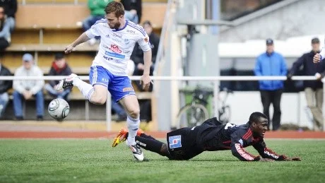 TÄNKER OM. IFK Luleå hade som målsättning att bli ett mittenlag i divsion I. Redan efter sju matcher handlar det om att undvika degradering. På bilden Magnus Tappert.