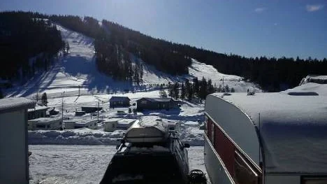 Många vintercampande Pitebor riskerar att bli utan campingplats då det är osäkert om det blir det någon ny säsong på Storklinta skidcenter. (Arkivbild)