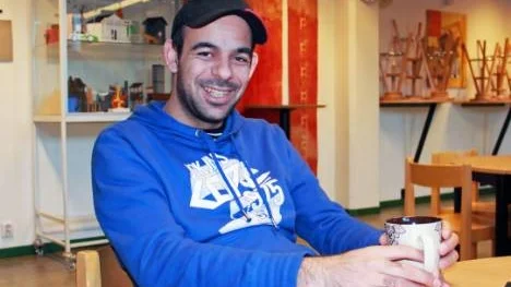 Språkbarriär? Khalid tror att om han lär sig svenska så kommer han snart att kunna lära känna Arvidsjaursborna bättre. "Jag hoppas jag kan lära mig svenska fort", säger han.