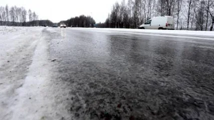 Ishalka med underkylt regn vid kusten gör vägarna farliga. Här på väg 373 mot Arvidsjaur i korsningen mot Bergsviken ser det ut så här. Polisen och SMHI vill varna trafikanterna.