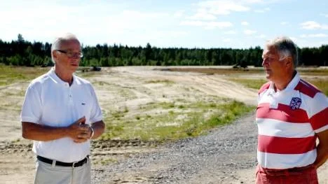 Sture Larsson och Thomas Wirén är bekymrade över kommunens handläggning av detaljplanen för det hästnära boendet. Om kommunen satsar, menar de, att multiarenabolaget kan träda in och bidra till travbanans tillväxt. Travbanan, bakom dem, har flera möjligheter att utvecklas.