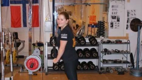 Lisa Wande tränar i skolans gym.