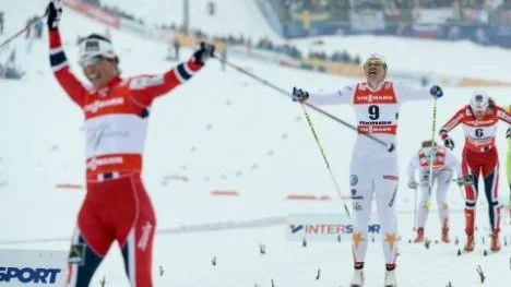 Ida Ingemarsdotter jublar över VM-silvret bakom Marit Björgen. Ida tackar norrbottningar för medaljen.