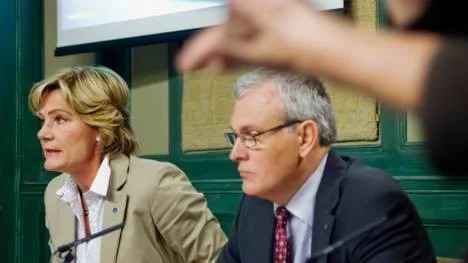 STOCKHOLM 20080925 :  Regeringen presenterar handikappolitisk strategi. ldre- och folkhlsominister Maria Larsson, Sveriges Kommuner och Landstings ordfrande Anders Knape och infrastrukturminister sa Torstensson Knape medverkar. Presskonferensen tolkas till teckensprÂk. Foto: Marc Femenia / SCANPIX / kod 10570