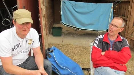 Roger Nilsson (tv) kör ett par av stall Pitholms hästar i Skellefteå idag. På bilden ses Roger med företrädaren och amatörtränaren Janne Vestlund. Amiral Aubiose spikas i V4-4.