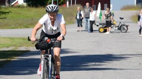Pirjo Larsson spurtar sista meterna av 93 kilometer. Hon slutade på en andra plats i motionsgruppen med sina fyra timmar, sju minuter och 20 sekunder.