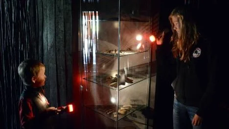 Jacob och Clara Hedman från Umeå tyckte det var spännande med museibesök och strömavbrott. Nu fick de utforska museet med ficklampor i händerna.