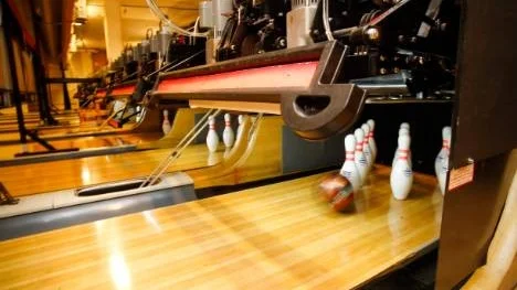 Bowlingmaskinerna i Älvsbyn saknar skydd som hindrar att personalen kommer in i riskområdet för rörliga och farliga delar då de ska avhjälpa fel i maskineriet. En säkerhetsbrist som Arbetsmiljöverket kräver ska vara åtgärdat senast 31 juli 2013. För fastighetsbolagets vd Anders Nilsson kom beskedet som en kalldusch efter att kommunen köpt Forum.