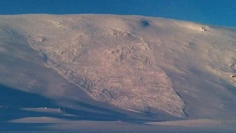 Det är stor lavinfara i fjällen och som ses på bilden kan går det laviner utan att det är branta fjällsluttningar.