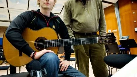 Gitarristen Johannes Möller och dirigenten Mats Rondin är glada över att för första gången få samarbeta.